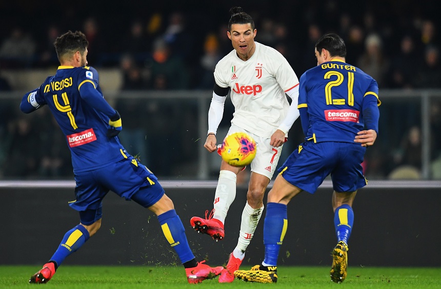 Ronaldo lập kỷ lục ghi bàn top 5 châu Âu khi Juventus thua sốc Ronaldo lập kỷ lục ghi bàn top 5 châu Âu khi Juventus thua sốc