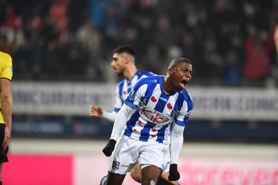 Văn Hậu tiếp tục dự bị, đồng đội cạnh tranh ghi bàn giúp Heerenveen có điểm