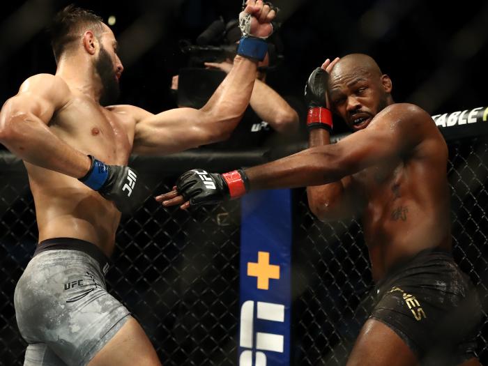 Joe Rogan: “Chỉ có người điên mới nghĩ Jon Jones áp đảo Reyes 4 hiệp”