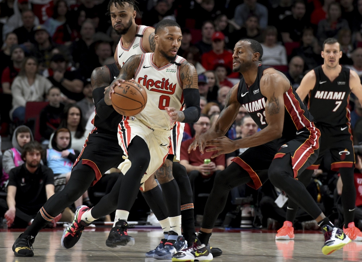 Damian Lillard gieo sầu cho Andre Iguodala trong ngày trở lại NBA