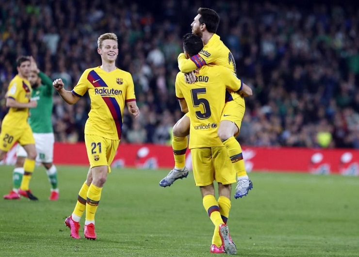 Messi đưa ra mệnh lệnh cho các đồng đội trước khi Barca ngược dòng Messi đưa ra mệnh lệnh cho các đồng đội trước khi Barca ngược dòng