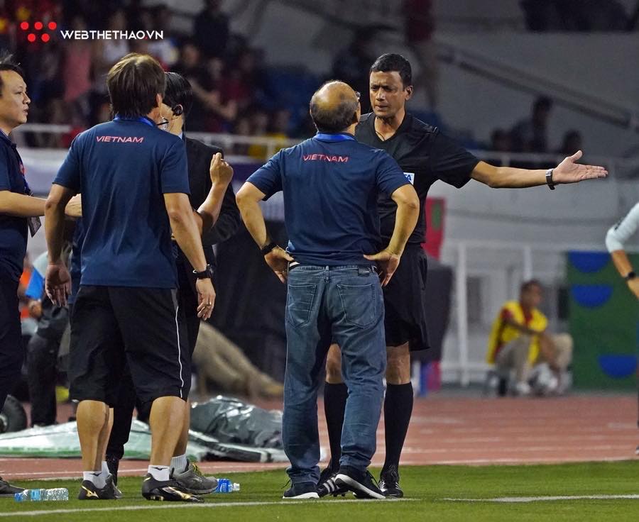 HLV Park Hang Seo nhận án phạt nặng sau chiếc thẻ đỏ ở SEA Games 30