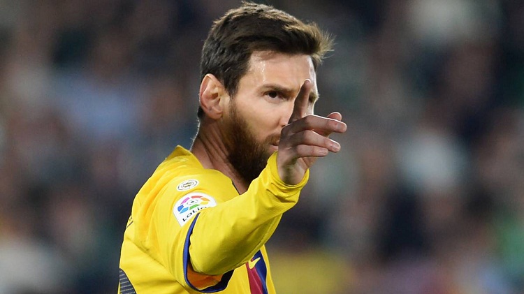 Messi đưa ra mệnh lệnh cho các đồng đội trước khi Barca ngược dòng