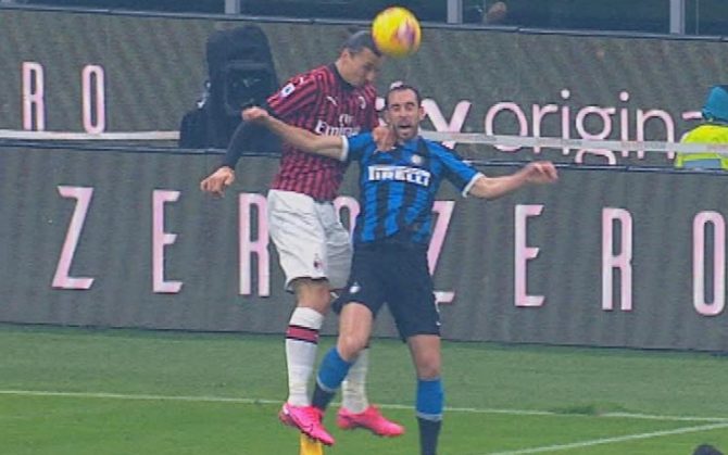 Ibrahimovic bật cao gần bằng Ronaldo trong trận Milan vs Inter Ibrahimovic bật cao gần bằng Ronaldo trong trận Milan vs Inter