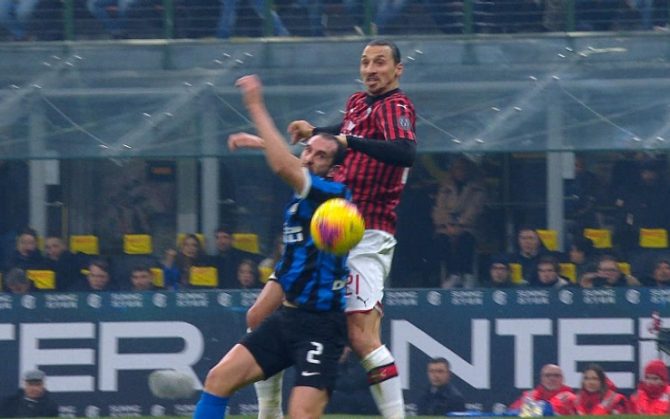 Ibrahimovic bật cao gần bằng Ronaldo trong trận Milan vs Inter Ibrahimovic bật cao gần bằng Ronaldo trong trận Milan vs Inter