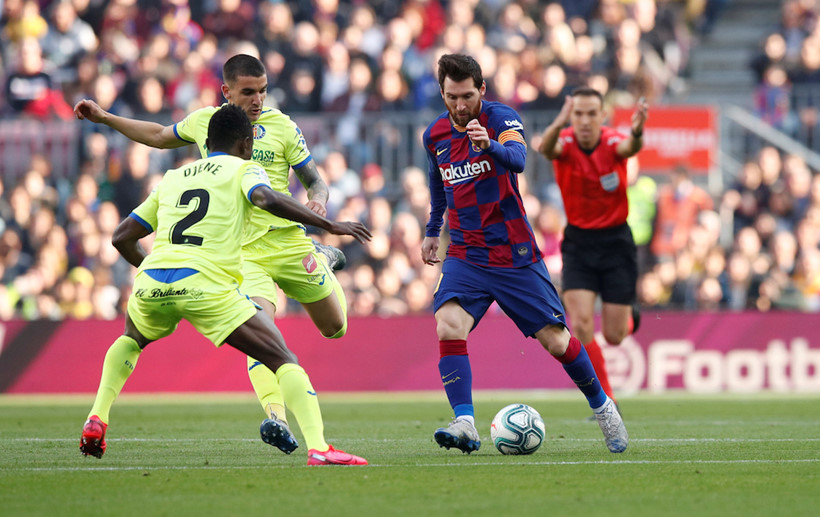 Messi lại lập chiến công trong ngày đạt cột mốc mới với Barca