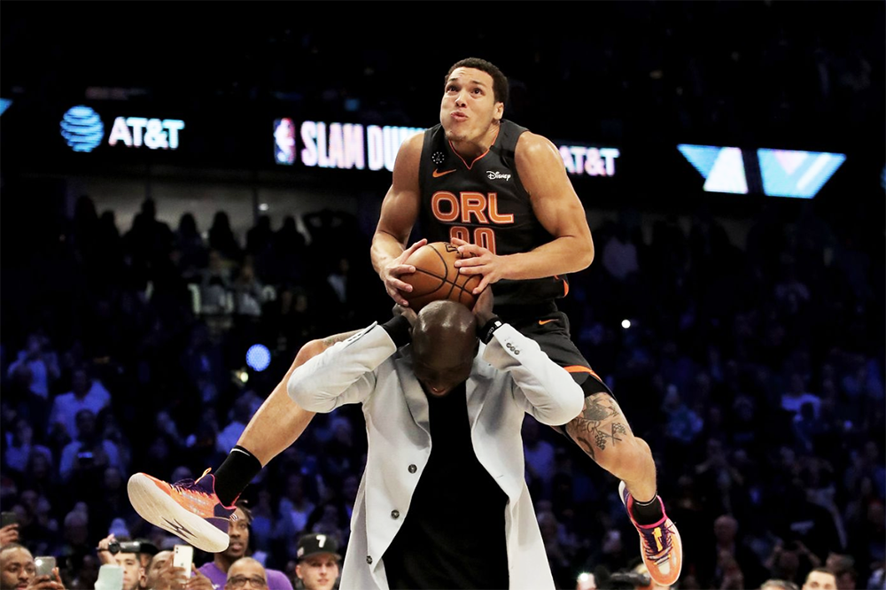 Aaron Gordon ủng hộ tinh thần Vũ Hán với đôi giày đặc biệt tại Slam Dunk Contest
