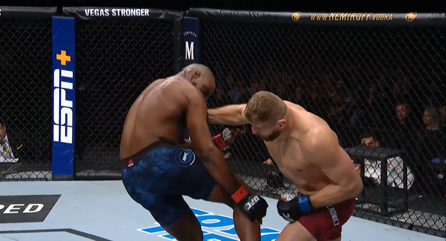 Kết quả UFC: "Hoàng tử Ba Lan" Jan Blachowicz thắng KO bất ngờ