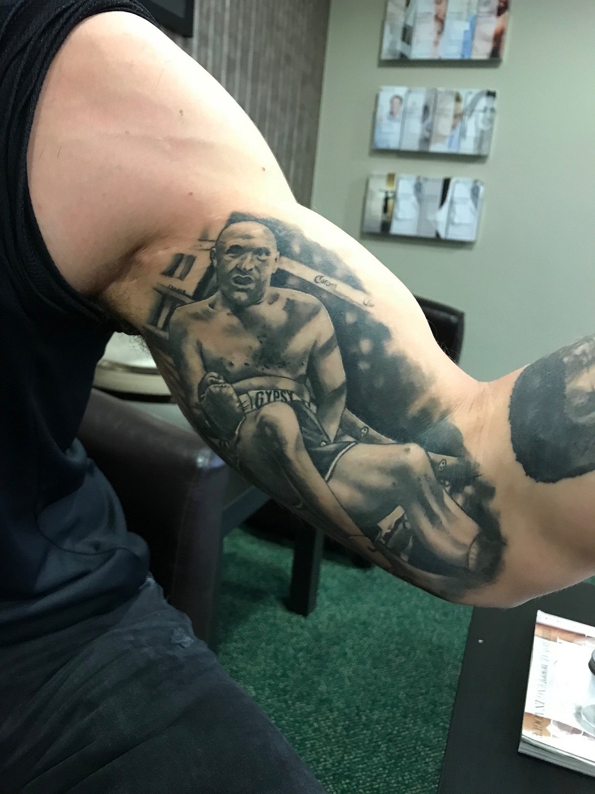 Fan cuồng xăm hình Tyson Fury trỗi dậy trong trận đầu tiên với Wilder