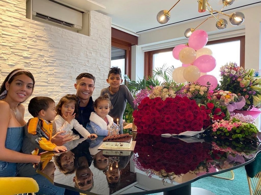 Ronaldo hào phóng chu cấp tiền để bạn gái sống xa hoa
