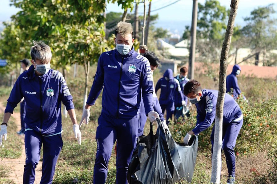 Luyện tập cho mùa giải mới, cầu thủ HAGL kết hợp bảo vệ môi trường