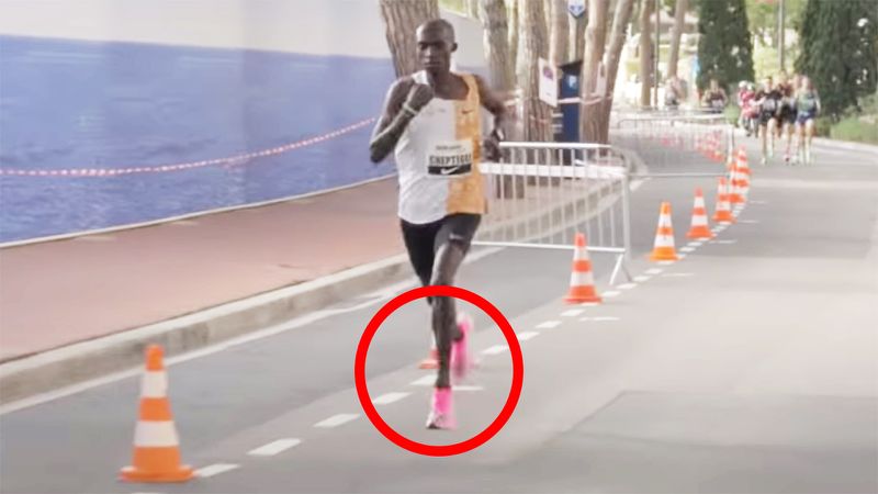Đồng đội “Thần gió Kenya” Eliud Kipchoge phá sâu kỷ lục thế giới chạy 5km Đồng đội “Thần gió Kenya” Eliud Kipchoge phá sâu kỷ lục thế giới chạy 5km