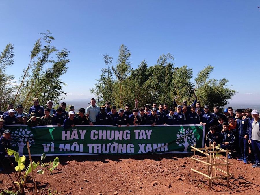 Luyện tập cho mùa giải mới, cầu thủ HAGL kết hợp bảo vệ môi trường