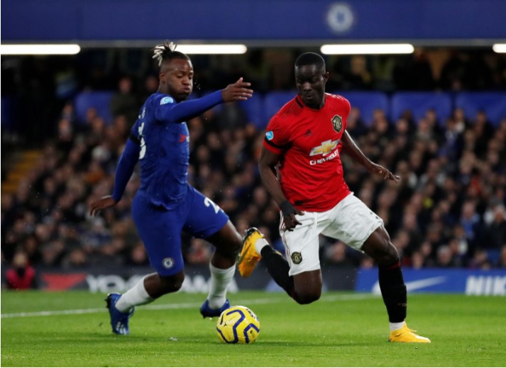 Vừa bình phục chấn thương, Eric Bailly đã biến tiền đạo Chelsea thành “gã hề”