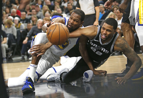 Kevin Durant bắt tay LeBron James và thánh hài JaVale McGee trong sản phẩm mới