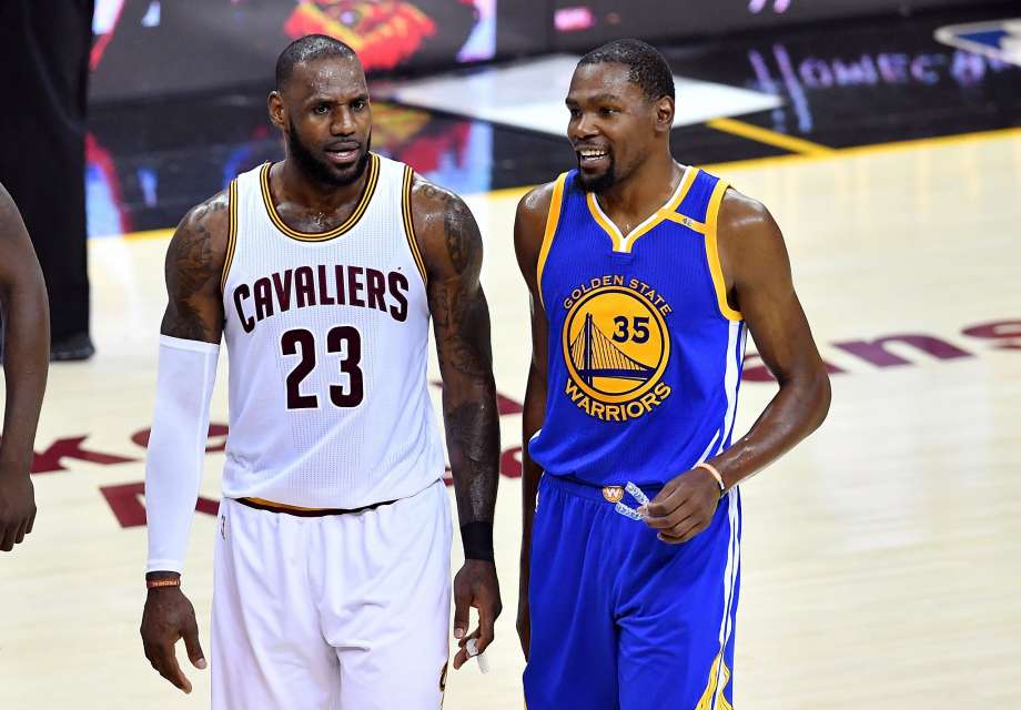 Kevin Durant bắt tay LeBron James và thánh hài JaVale McGee trong sản phẩm mới