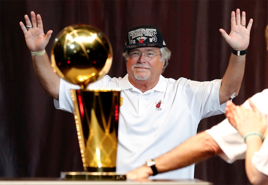 Điểm danh 5 chủ sở hữu đội bóng giàu nhất NBA