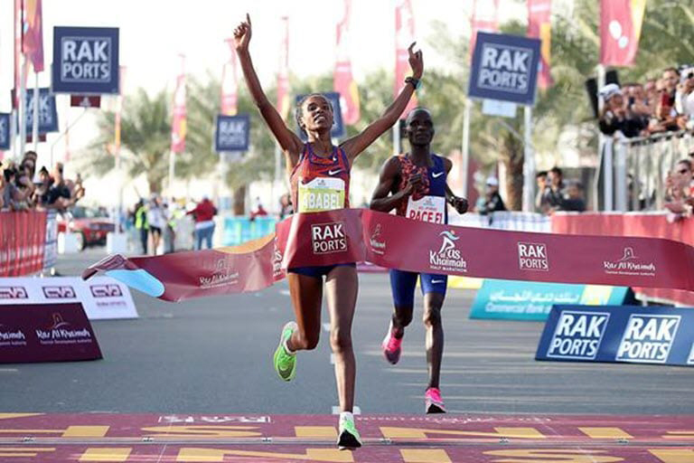 Cô gái Ethiopia đánh bại “Nữ hoàng marathon Kenya” để lập kỷ lục thế giới chạy 21km nữ