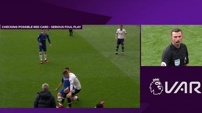 CĐV Chelsea nổi giận về VAR khi ngôi sao Tottenham thoát thẻ đỏ