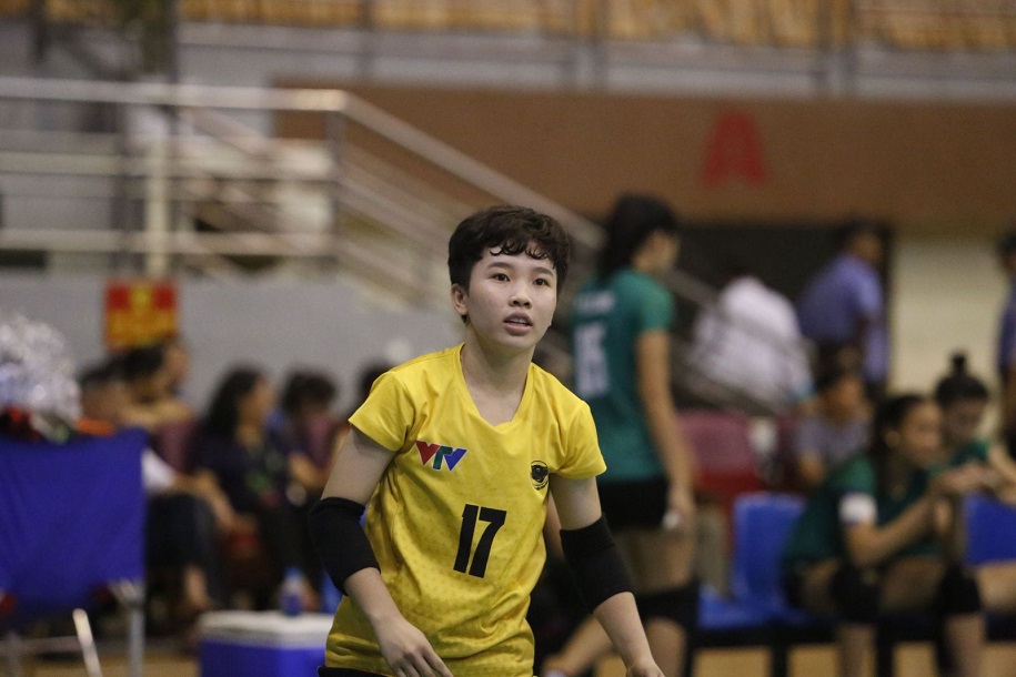 Cô bé hạt tiêu 1,56m chơi bóng chuyền cực hay giữa các đồng đội cao lớn
