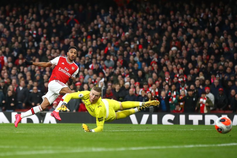 Aubameyang được ví như huyền thoại Arsenal sau khi lập cú đúp