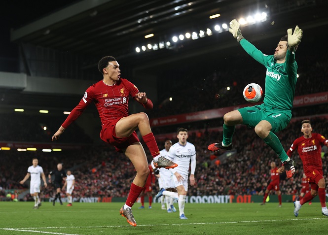Hậu vệ Liverpool đạt cột mốc kiến tạo phi thường ở Ngoại hạng Anh