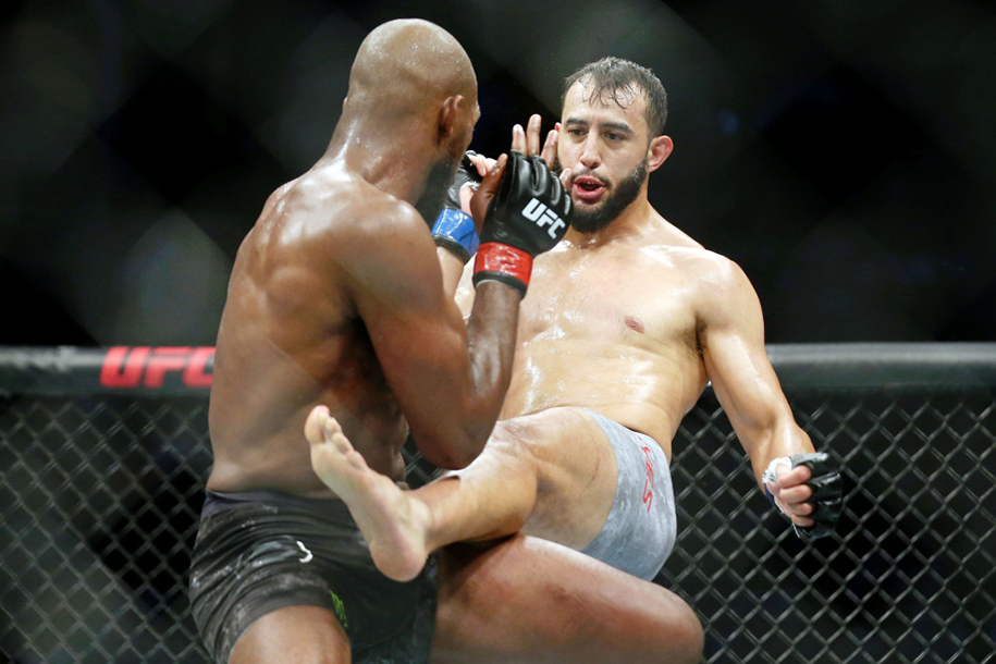 Joe Rogan cảnh báo Jon Jones về sự nguy hiểm của Reyes khi tái đấu