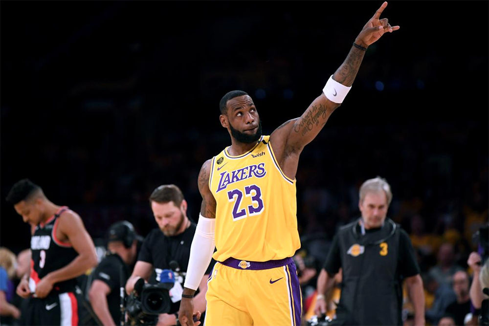 LeBron James chơi trận hay nhất mùa giải, chặn đứng Zion và New Orleans Pelicans