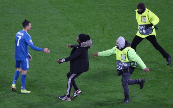 Ronaldo bị CĐV đột nhập quỳ xuống chân ở trận Juventus vs Lyon Ronaldo bị CĐV đột nhập quỳ xuống chân ở trận Juventus vs Lyon