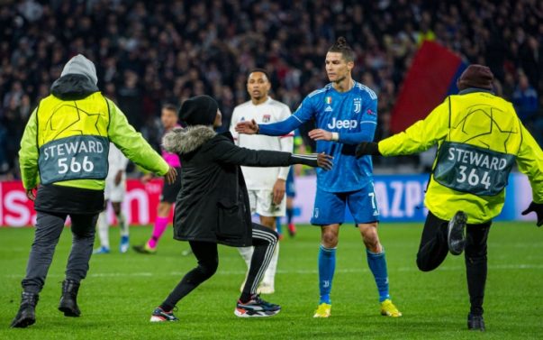 Ronaldo bị CĐV đột nhập quỳ xuống chân ở trận Juventus vs Lyon Ronaldo bị CĐV đột nhập quỳ xuống chân ở trận Juventus vs Lyon