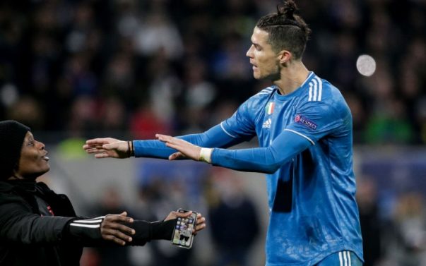 Ronaldo bị CĐV đột nhập quỳ xuống chân ở trận Juventus vs Lyon Ronaldo bị CĐV đột nhập quỳ xuống chân ở trận Juventus vs Lyon