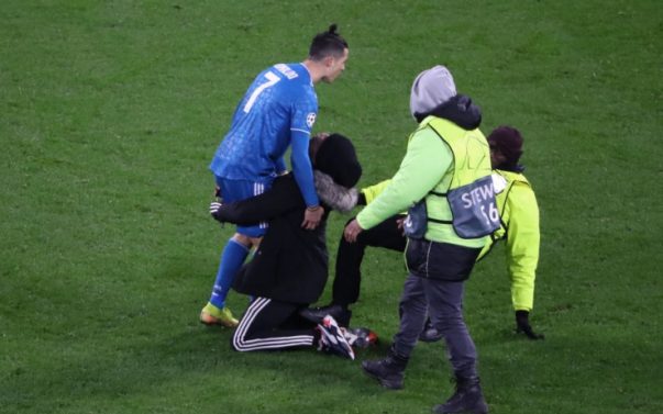 Ronaldo bị CĐV đột nhập quỳ xuống chân ở trận Juventus vs Lyon Ronaldo bị CĐV đột nhập quỳ xuống chân ở trận Juventus vs Lyon