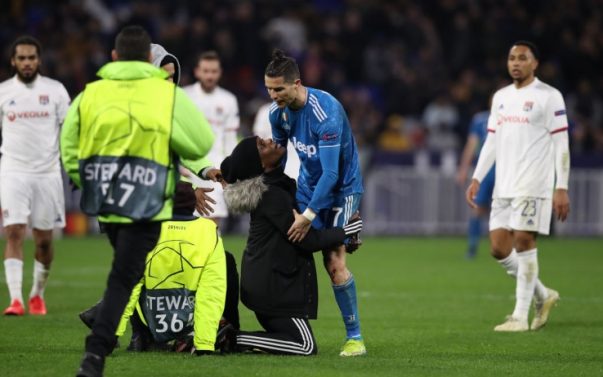 Ronaldo bị CĐV đột nhập quỳ xuống chân ở trận Juventus vs Lyon Ronaldo bị CĐV đột nhập quỳ xuống chân ở trận Juventus vs Lyon