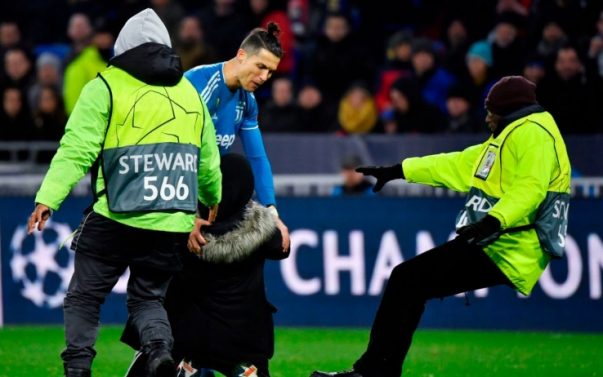 Ronaldo bị CĐV đột nhập quỳ xuống chân ở trận Juventus vs Lyon Ronaldo bị CĐV đột nhập quỳ xuống chân ở trận Juventus vs Lyon