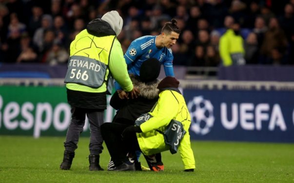 Ronaldo bị CĐV đột nhập quỳ xuống chân ở trận Juventus vs Lyon Ronaldo bị CĐV đột nhập quỳ xuống chân ở trận Juventus vs Lyon