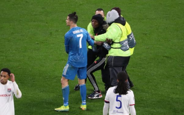 Ronaldo bị CĐV đột nhập quỳ xuống chân ở trận Juventus vs Lyon Ronaldo bị CĐV đột nhập quỳ xuống chân ở trận Juventus vs Lyon