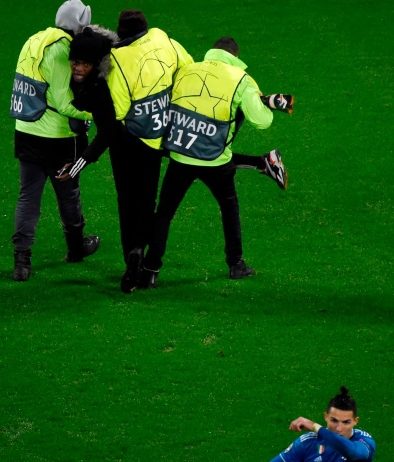 Ronaldo bị CĐV đột nhập quỳ xuống chân ở trận Juventus vs Lyon Ronaldo bị CĐV đột nhập quỳ xuống chân ở trận Juventus vs Lyon