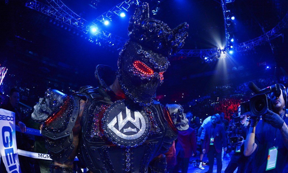 Deontay Wilder bào chữa như tự vả vào mặt