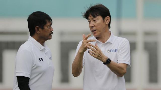 HLV Shin Tae Yong và "bại tướng" của thầy Park đấu đá, ĐT Indonesia hỗn loạn