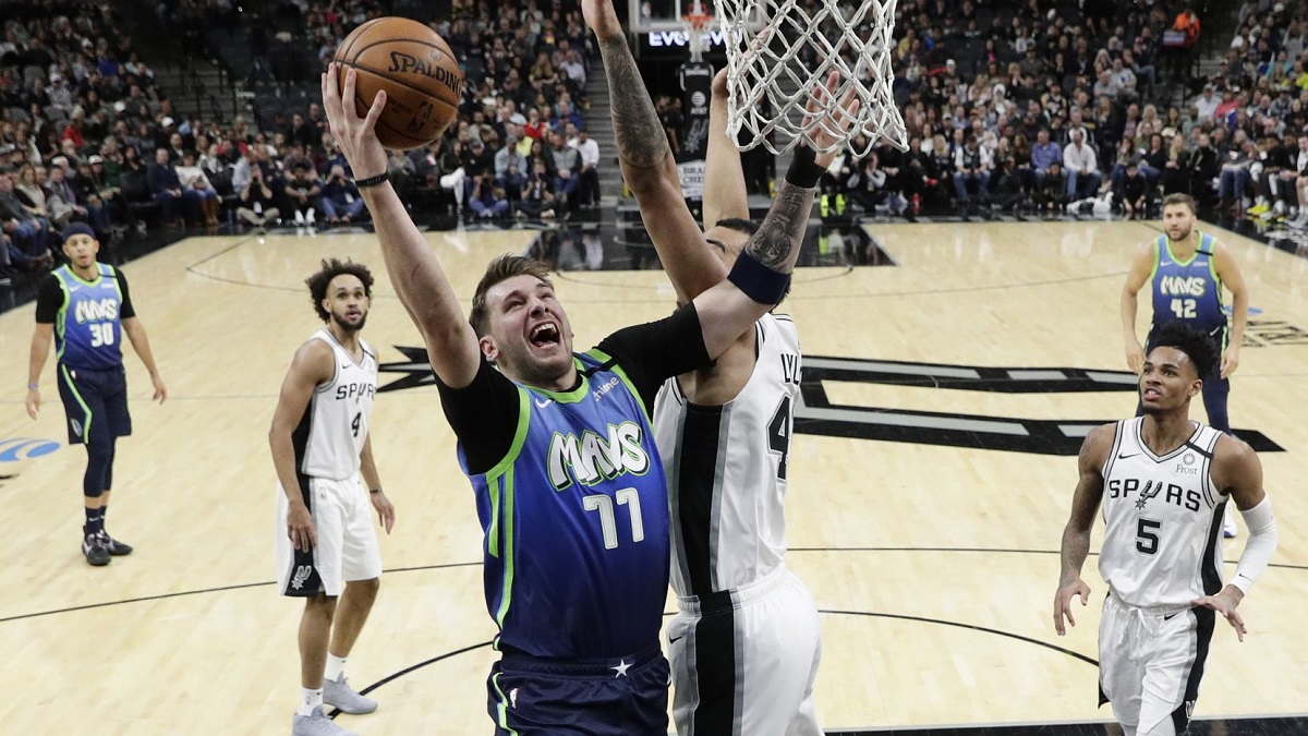 Luka Doncic bay cao với triple-double thứ 21, Mavericks đả bại Spurs