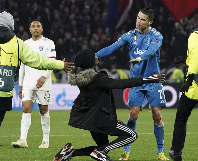 Ronaldo bị CĐV đột nhập quỳ xuống chân ở trận Juventus vs Lyon