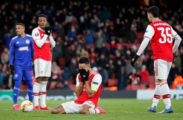 Arsenal ôm hận khi Aubameyang từ người hùng hóa tội đồ trong 8 phút