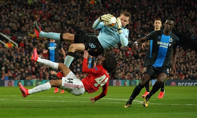 CĐV MU chế nhạo cựu thủ môn Liverpool với cú trượt ngã giống như Gerrard