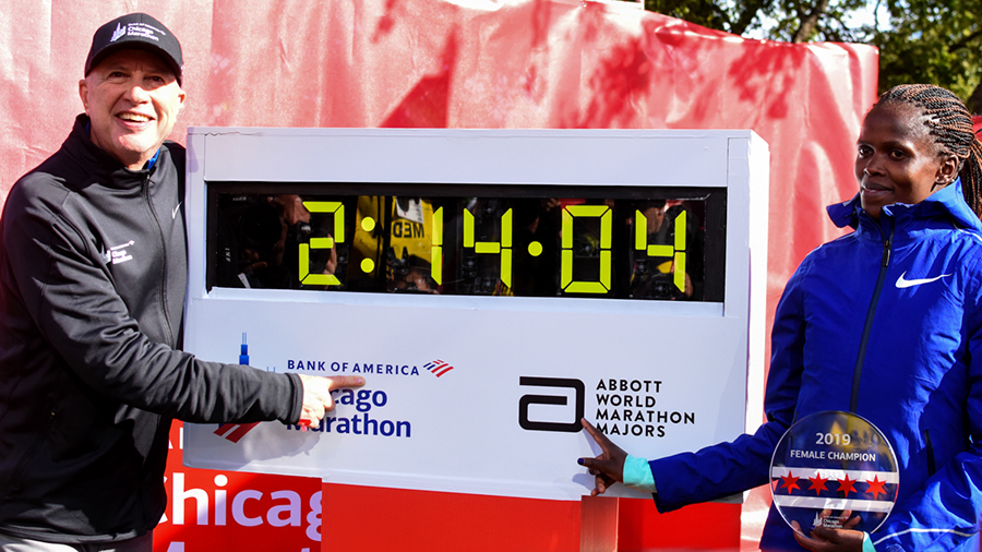 Kỷ lục thế giới chạy marathon nữ chính thức được công nhận sau… hơn 4 tháng thiết lập Kỷ lục thế giới chạy marathon nữ chính thức được công nhận sau… hơn 4 tháng thiết lập