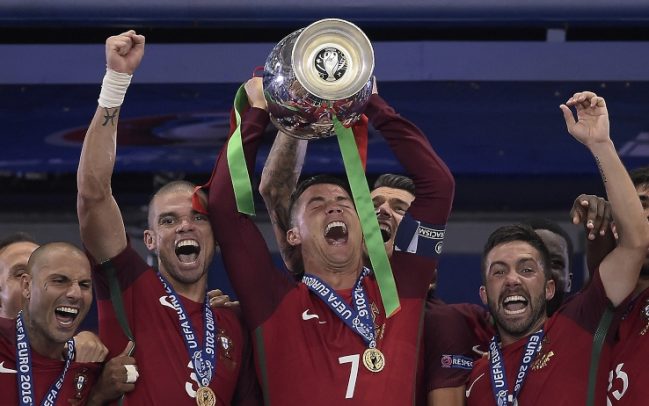Ronaldo với cuốn sách “Hoàng đế châu Âu” được kể bằng hình ảnh đẹp nhất Ronaldo với cuốn sách “Hoàng đế châu Âu” được kể bằng hình ảnh đẹp nhất