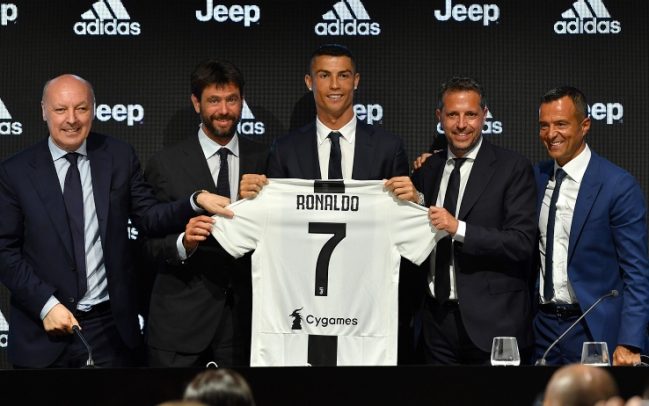 Ronaldo với cuốn sách “Hoàng đế châu Âu” được kể bằng hình ảnh đẹp nhất Ronaldo với cuốn sách “Hoàng đế châu Âu” được kể bằng hình ảnh đẹp nhất