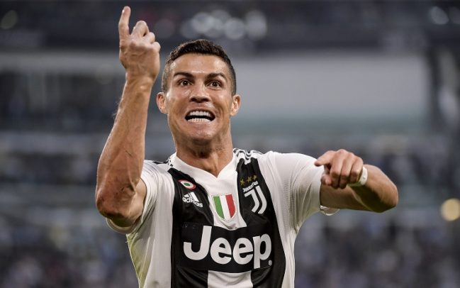 Ronaldo với cuốn sách “Hoàng đế châu Âu” được kể bằng hình ảnh đẹp nhất Ronaldo với cuốn sách “Hoàng đế châu Âu” được kể bằng hình ảnh đẹp nhất