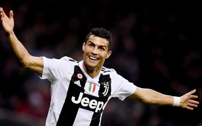 Ronaldo với cuốn sách “Hoàng đế châu Âu” được kể bằng hình ảnh đẹp nhất Ronaldo với cuốn sách “Hoàng đế châu Âu” được kể bằng hình ảnh đẹp nhất