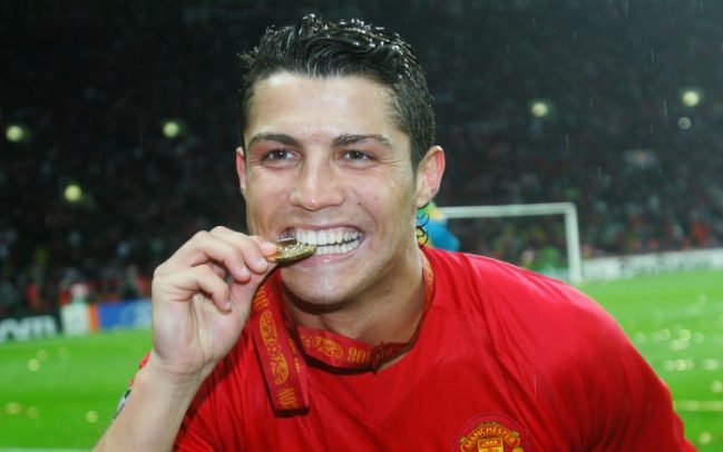 Ronaldo với cuốn sách “Hoàng đế châu Âu” được kể bằng hình ảnh đẹp nhất Ronaldo với cuốn sách “Hoàng đế châu Âu” được kể bằng hình ảnh đẹp nhất