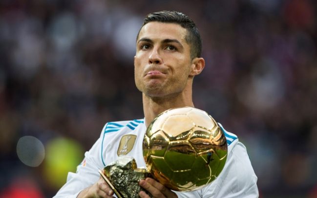 Ronaldo với cuốn sách “Hoàng đế châu Âu” được kể bằng hình ảnh đẹp nhất Ronaldo với cuốn sách “Hoàng đế châu Âu” được kể bằng hình ảnh đẹp nhất